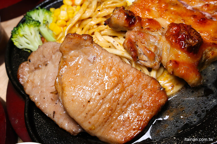 就是怕你吃不飽，全台最大牛排在這裡!~160元起平價大份量排餐，訂位再享9折，無限加麵不加價，自助吧無限享用!台南平價牛排「19House炙燒牛排-安南店」 @台南好Food遊