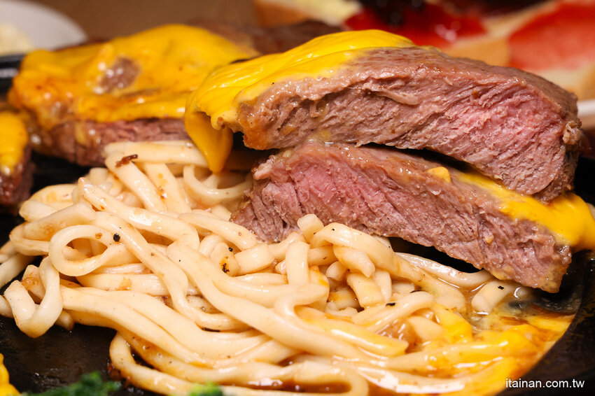 就是怕你吃不飽，全台最大牛排在這裡!~160元起平價大份量排餐，訂位再享9折，無限加麵不加價，自助吧無限享用!台南平價牛排「19House炙燒牛排-安南店」 @台南好Food遊