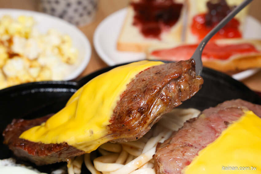 就是怕你吃不飽，全台最大牛排在這裡!~160元起平價大份量排餐，訂位再享9折，無限加麵不加價，自助吧無限享用!台南平價牛排「19House炙燒牛排-安南店」 @台南好Food遊