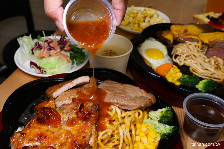 就是怕你吃不飽，全台最大牛排在這裡!~160元起平價大份量排餐，訂位再享9折，無限加麵不加價，自助吧無限享用!台南平價牛排「19House炙燒牛排-安南店」 @台南好Food遊