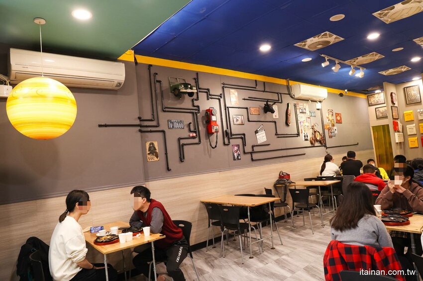 就是怕你吃不飽，全台最大牛排在這裡!~160元起平價大份量排餐，訂位再享9折，無限加麵不加價，自助吧無限享用!台南平價牛排「19House炙燒牛排-安南店」 @台南好Food遊