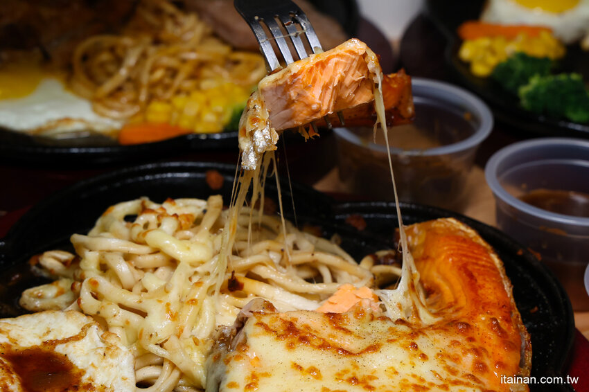 就是怕你吃不飽，全台最大牛排在這裡!~160元起平價大份量排餐，訂位再享9折，無限加麵不加價，自助吧無限享用!台南平價牛排「19House炙燒牛排-安南店」 @台南好Food遊