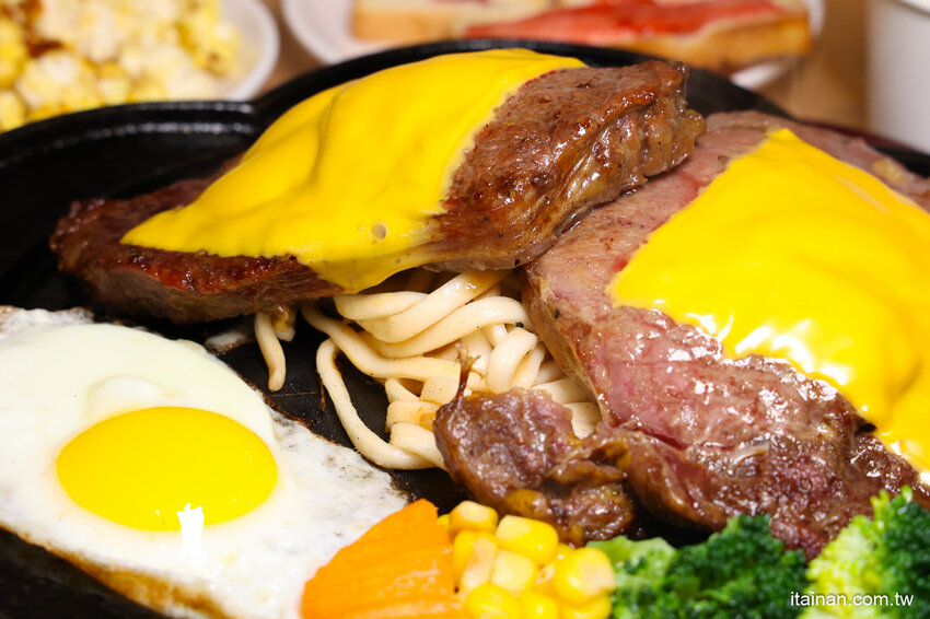 就是怕你吃不飽，全台最大牛排在這裡!~160元起平價大份量排餐，訂位再享9折，無限加麵不加價，自助吧無限享用!台南平價牛排「19House炙燒牛排-安南店」 @台南好Food遊