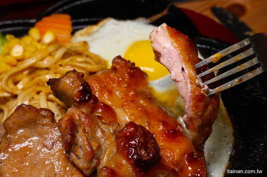 就是怕你吃不飽，全台最大牛排在這裡!~160元起平價大份量排餐，訂位再享9折，無限加麵不加價，自助吧無限享用!台南平價牛排「19House炙燒牛排-安南店」 @台南好Food遊