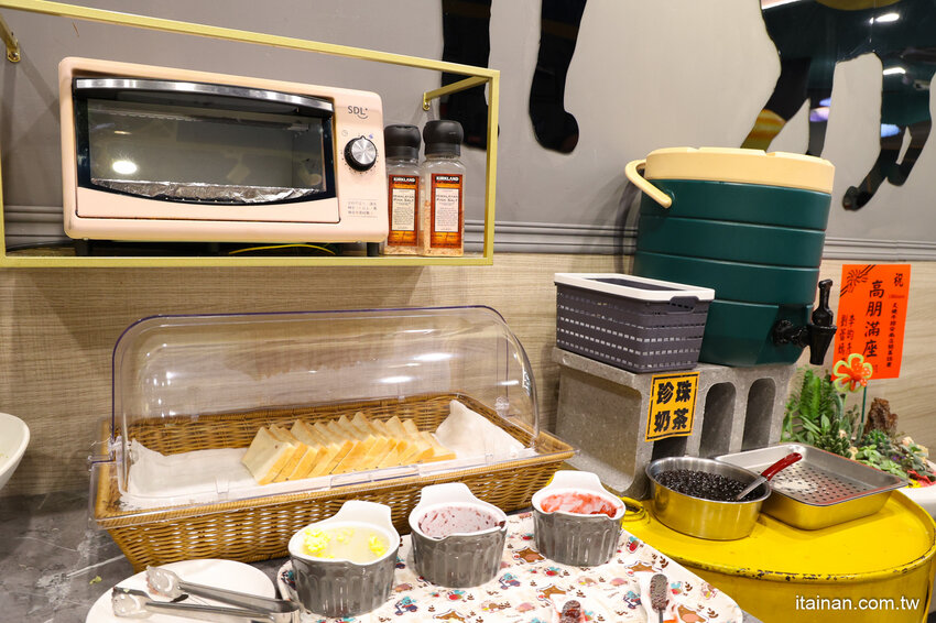 就是怕你吃不飽，全台最大牛排在這裡!~160元起平價大份量排餐，訂位再享9折，無限加麵不加價，自助吧無限享用!台南平價牛排「19House炙燒牛排-安南店」 @台南好Food遊