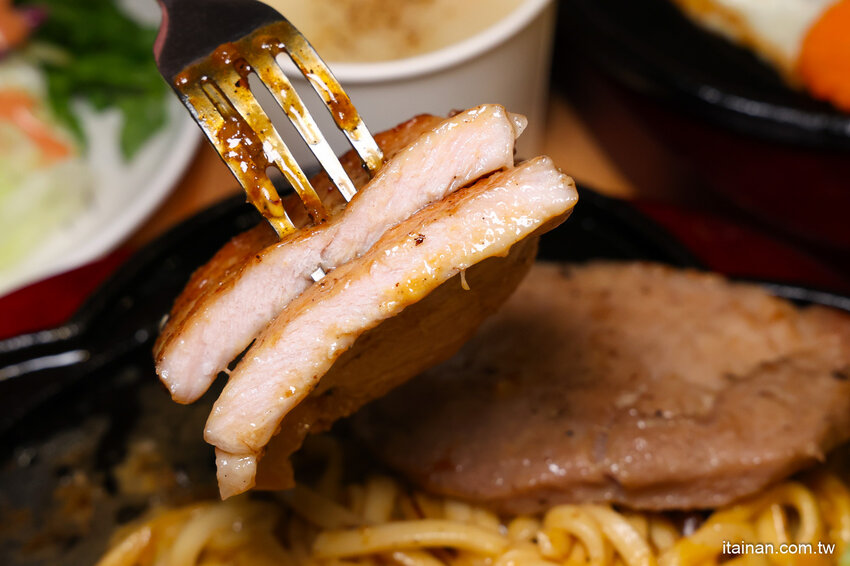 就是怕你吃不飽，全台最大牛排在這裡!~160元起平價大份量排餐，訂位再享9折，無限加麵不加價，自助吧無限享用!台南平價牛排「19House炙燒牛排-安南店」 @台南好Food遊