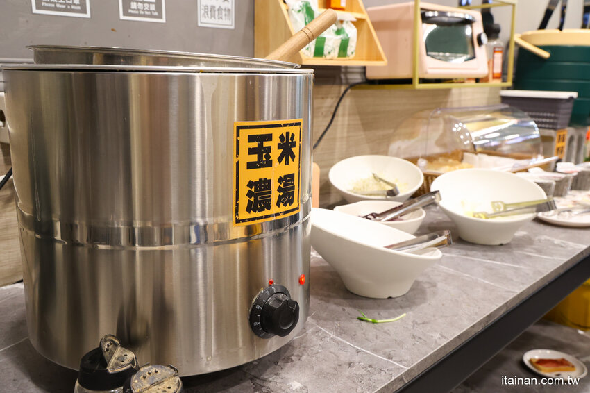 就是怕你吃不飽，全台最大牛排在這裡!~160元起平價大份量排餐，訂位再享9折，無限加麵不加價，自助吧無限享用!台南平價牛排「19House炙燒牛排-安南店」 @台南好Food遊