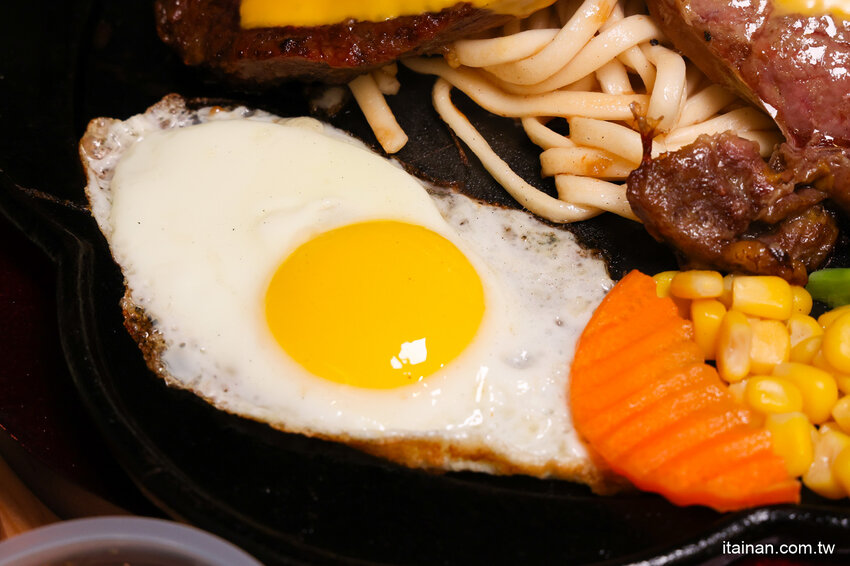 就是怕你吃不飽，全台最大牛排在這裡!~160元起平價大份量排餐，訂位再享9折，無限加麵不加價，自助吧無限享用!台南平價牛排「19House炙燒牛排-安南店」 @台南好Food遊