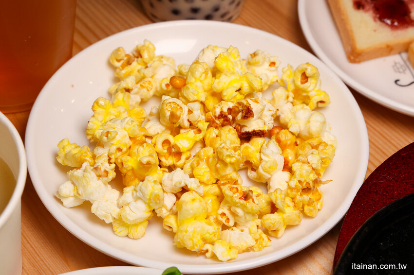 就是怕你吃不飽，全台最大牛排在這裡!~160元起平價大份量排餐，訂位再享9折，無限加麵不加價，自助吧無限享用!台南平價牛排「19House炙燒牛排-安南店」 @台南好Food遊