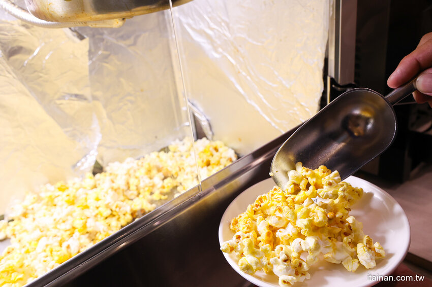 就是怕你吃不飽，全台最大牛排在這裡!~160元起平價大份量排餐，訂位再享9折，無限加麵不加價，自助吧無限享用!台南平價牛排「19House炙燒牛排-安南店」 @台南好Food遊