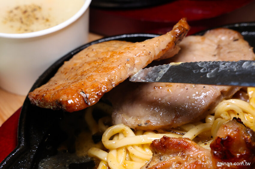 就是怕你吃不飽，全台最大牛排在這裡!~160元起平價大份量排餐，訂位再享9折，無限加麵不加價，自助吧無限享用!台南平價牛排「19House炙燒牛排-安南店」 @台南好Food遊