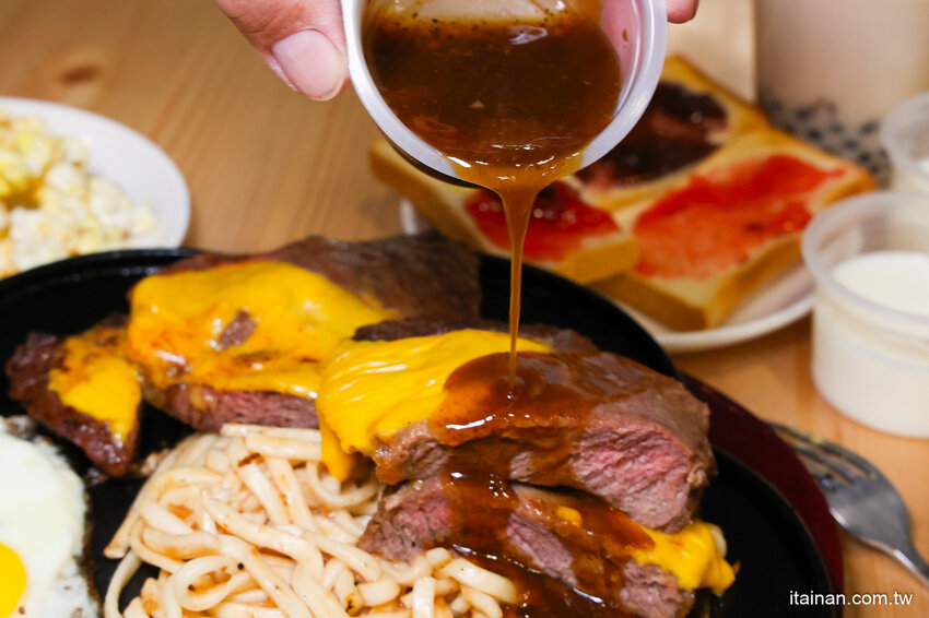 就是怕你吃不飽，全台最大牛排在這裡!~160元起平價大份量排餐，訂位再享9折，無限加麵不加價，自助吧無限享用!台南平價牛排「19House炙燒牛排-安南店」 @台南好Food遊