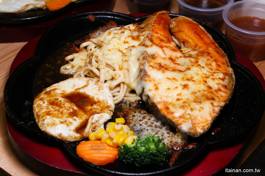 就是怕你吃不飽，全台最大牛排在這裡!~160元起平價大份量排餐，訂位再享9折，無限加麵不加價，自助吧無限享用!台南平價牛排「19House炙燒牛排-安南店」 @台南好Food遊