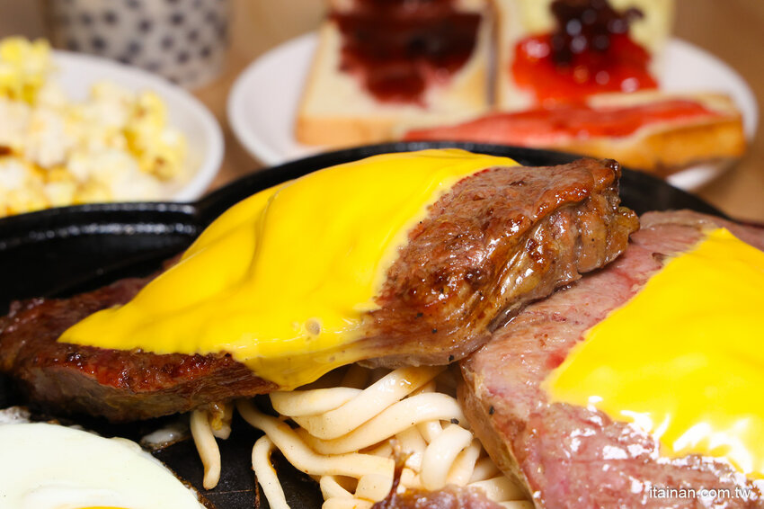 就是怕你吃不飽，全台最大牛排在這裡!~160元起平價大份量排餐，訂位再享9折，無限加麵不加價，自助吧無限享用!台南平價牛排「19House炙燒牛排-安南店」 @台南好Food遊