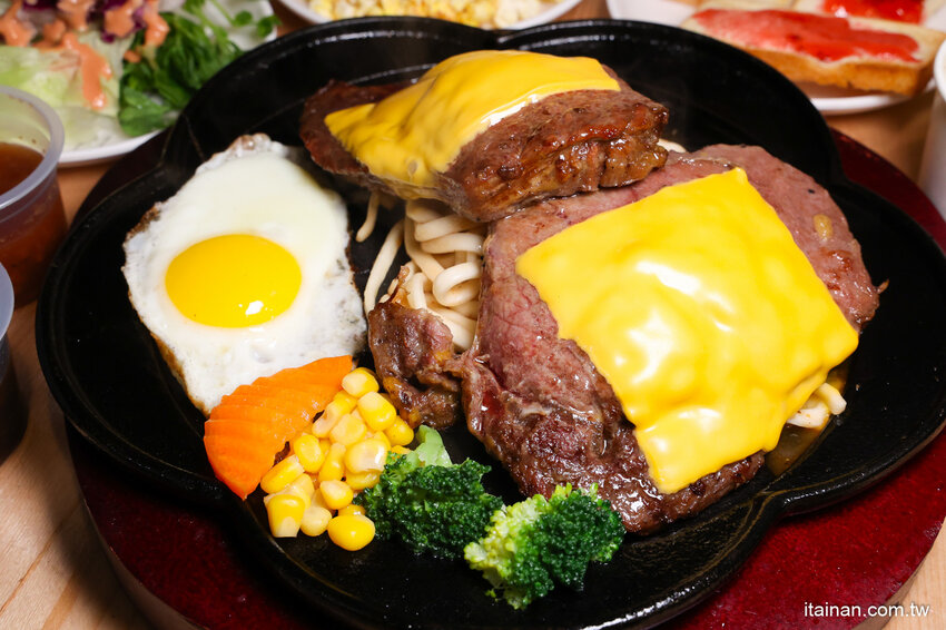 就是怕你吃不飽，全台最大牛排在這裡!~160元起平價大份量排餐，訂位再享9折，無限加麵不加價，自助吧無限享用!台南平價牛排「19House炙燒牛排-安南店」 @台南好Food遊