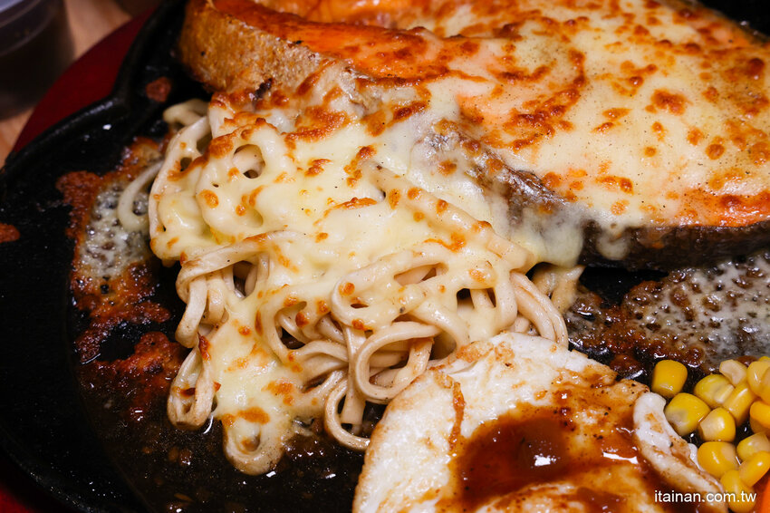 就是怕你吃不飽，全台最大牛排在這裡!~160元起平價大份量排餐，訂位再享9折，無限加麵不加價，自助吧無限享用!台南平價牛排「19House炙燒牛排-安南店」 @台南好Food遊