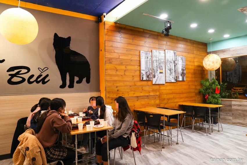 就是怕你吃不飽，全台最大牛排在這裡!~160元起平價大份量排餐，訂位再享9折，無限加麵不加價，自助吧無限享用!台南平價牛排「19House炙燒牛排-安南店」 @台南好Food遊