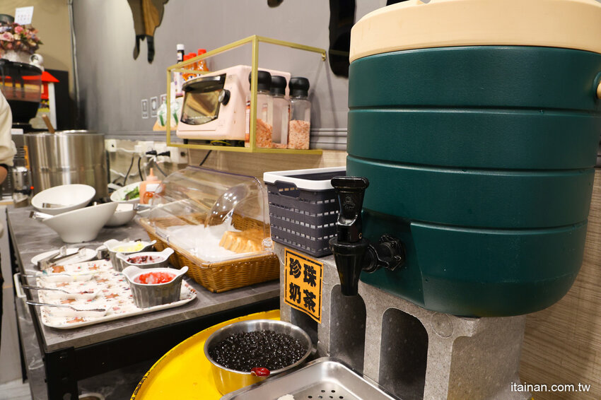 就是怕你吃不飽，全台最大牛排在這裡!~160元起平價大份量排餐，訂位再享9折，無限加麵不加價，自助吧無限享用!台南平價牛排「19House炙燒牛排-安南店」 @台南好Food遊