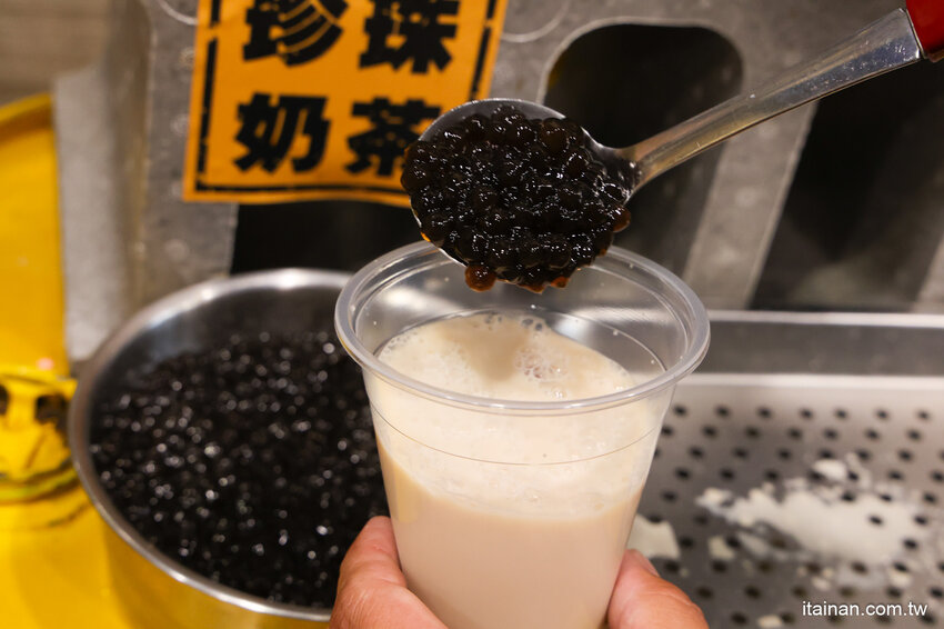 就是怕你吃不飽，全台最大牛排在這裡!~160元起平價大份量排餐，訂位再享9折，無限加麵不加價，自助吧無限享用!台南平價牛排「19House炙燒牛排-安南店」 @台南好Food遊