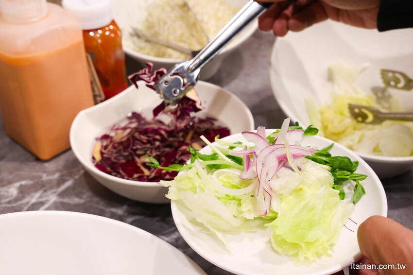 就是怕你吃不飽，全台最大牛排在這裡!~160元起平價大份量排餐，訂位再享9折，無限加麵不加價，自助吧無限享用!台南平價牛排「19House炙燒牛排-安南店」 @台南好Food遊