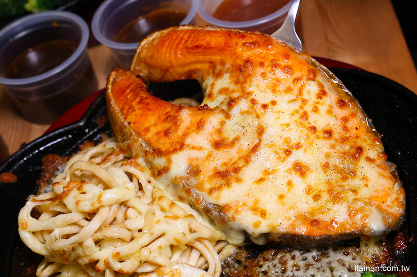 就是怕你吃不飽，全台最大牛排在這裡!~160元起平價大份量排餐，訂位再享9折，無限加麵不加價，自助吧無限享用!台南平價牛排「19House炙燒牛排-安南店」 @台南好Food遊