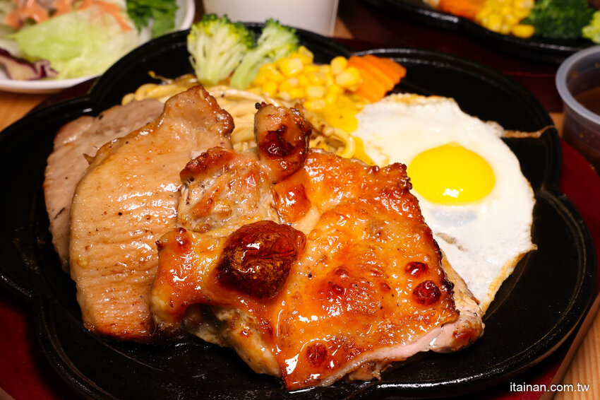 就是怕你吃不飽，全台最大牛排在這裡!~160元起平價大份量排餐，訂位再享9折，無限加麵不加價，自助吧無限享用!台南平價牛排「19House炙燒牛排-安南店」 @台南好Food遊