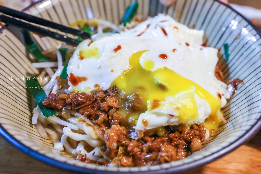 只賣四小時，生意超好的豬排店，沒預約可能吃不到，超厚切炸豬排好吃推薦！