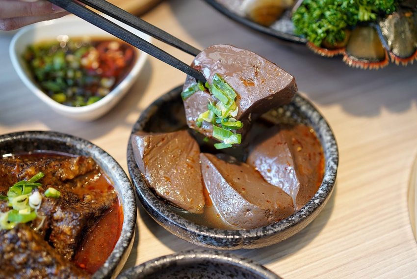 【牛鍋私藏鍋物大里店】290元起就吃得到精緻鍋物，營業至凌晨兩點！(附設免費停車場) - 阿華田的美食日記