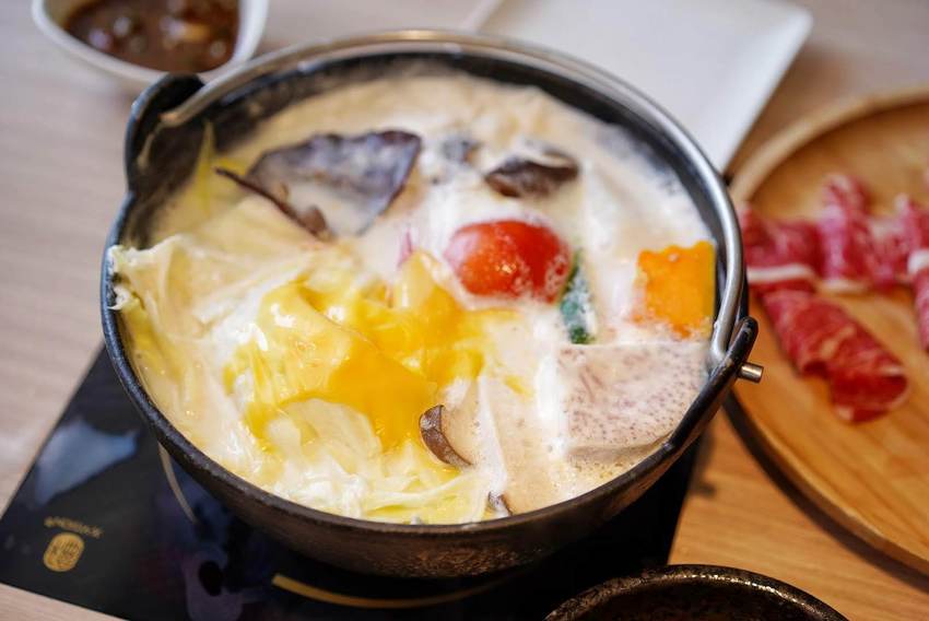 【牛鍋私藏鍋物大里店】290元起就吃得到精緻鍋物，營業至凌晨兩點！(附設免費停車場) - 阿華田的美食日記