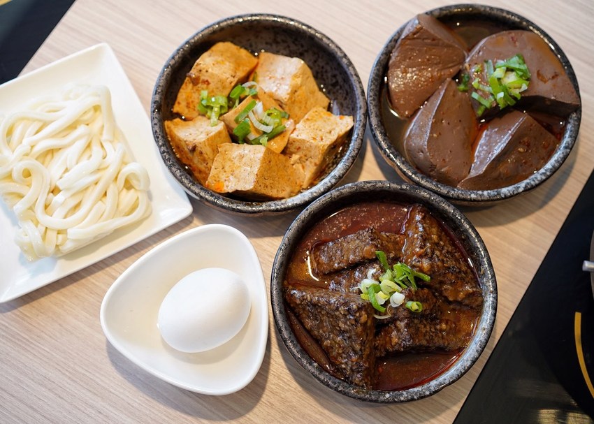 【牛鍋私藏鍋物大里店】290元起就吃得到精緻鍋物，營業至凌晨兩點！(附設免費停車場) - 阿華田的美食日記