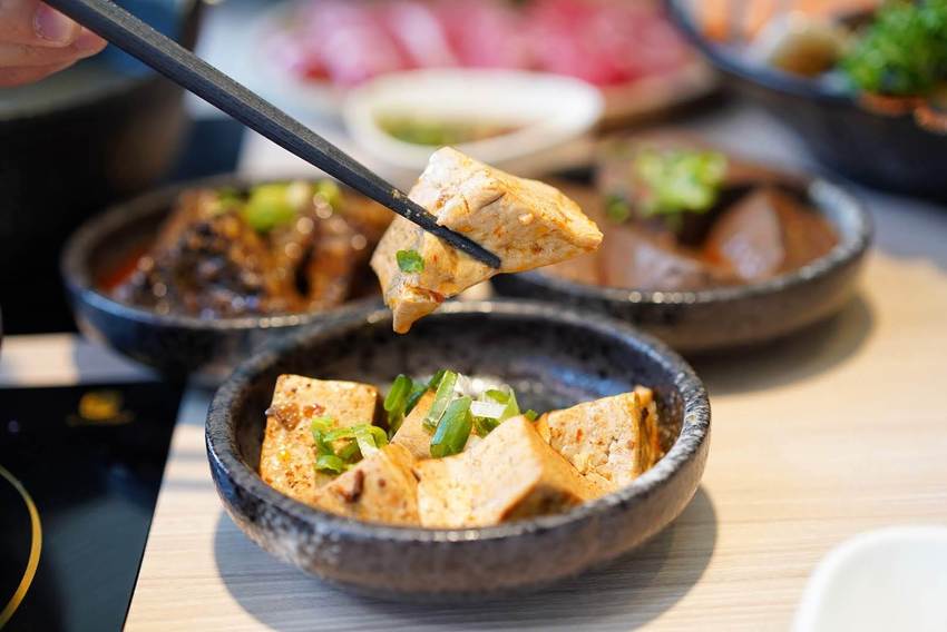 【牛鍋私藏鍋物大里店】290元起就吃得到精緻鍋物，營業至凌晨兩點！(附設免費停車場) - 阿華田的美食日記