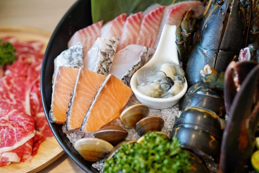 【牛鍋私藏鍋物大里店】290元起就吃得到精緻鍋物，營業至凌晨兩點！(附設免費停車場) - 阿華田的美食日記