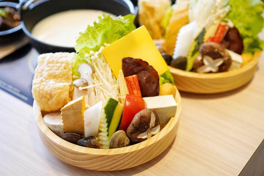 【牛鍋私藏鍋物大里店】290元起就吃得到精緻鍋物，營業至凌晨兩點！(附設免費停車場) - 阿華田的美食日記