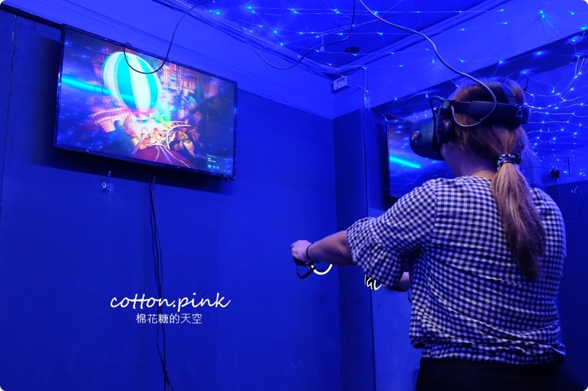 台中唯一VR版密室逃脫就在一中街,快一起來瘋VR跳舞、飛行、殺殭屍,超過60款遊戲任你挑 台中唯一VR版密室逃脫就在一中街,快一起來瘋VR跳舞、飛行、殺殭屍,超過60款遊戲任你挑