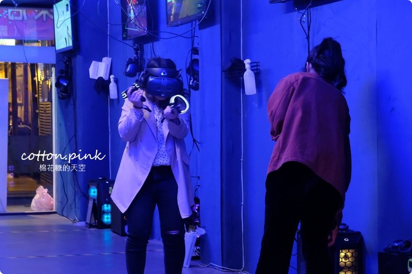 台中唯一VR版密室逃脫就在一中街,快一起來瘋VR跳舞、飛行、殺殭屍,超過60款遊戲任你挑 台中唯一VR版密室逃脫就在一中街,快一起來瘋VR跳舞、飛行、殺殭屍,超過60款遊戲任你挑