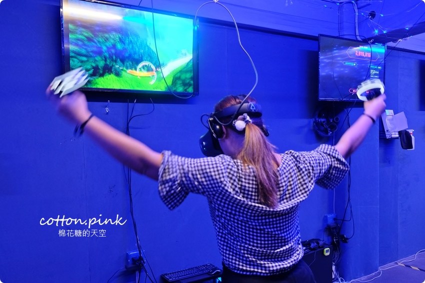 台中唯一VR版密室逃脫就在一中街,快一起來瘋VR跳舞、飛行、殺殭屍,超過60款遊戲任你挑 台中唯一VR版密室逃脫就在一中街,快一起來瘋VR跳舞、飛行、殺殭屍,超過60款遊戲任你挑