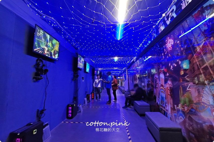 台中唯一VR版密室逃脫就在一中街,快一起來瘋VR跳舞、飛行、殺殭屍,超過60款遊戲任你挑 台中唯一VR版密室逃脫就在一中街,快一起來瘋VR跳舞、飛行、殺殭屍,超過60款遊戲任你挑