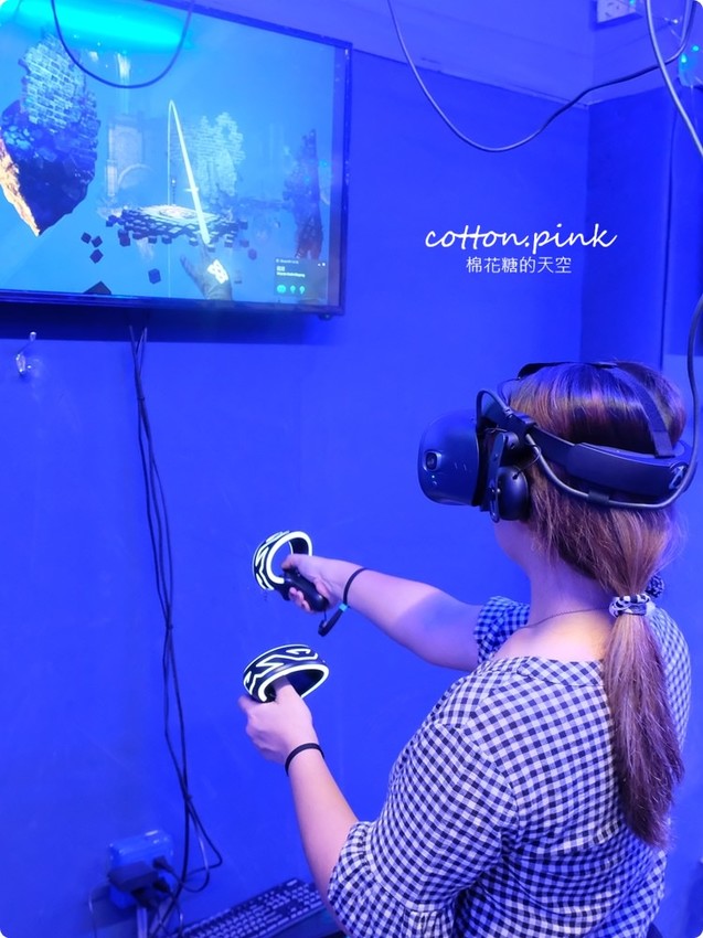 台中唯一VR版密室逃脫就在一中街,快一起來瘋VR跳舞、飛行、殺殭屍,超過60款遊戲任你挑 台中唯一VR版密室逃脫就在一中街,快一起來瘋VR跳舞、飛行、殺殭屍,超過60款遊戲任你挑