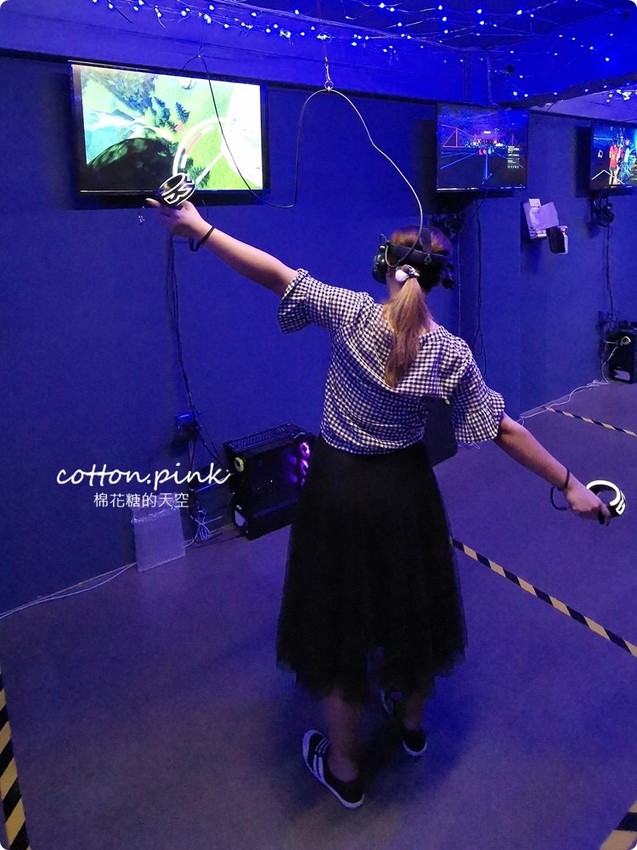 台中唯一VR版密室逃脫就在一中街,快一起來瘋VR跳舞、飛行、殺殭屍,超過60款遊戲任你挑 台中唯一VR版密室逃脫就在一中街,快一起來瘋VR跳舞、飛行、殺殭屍,超過60款遊戲任你挑