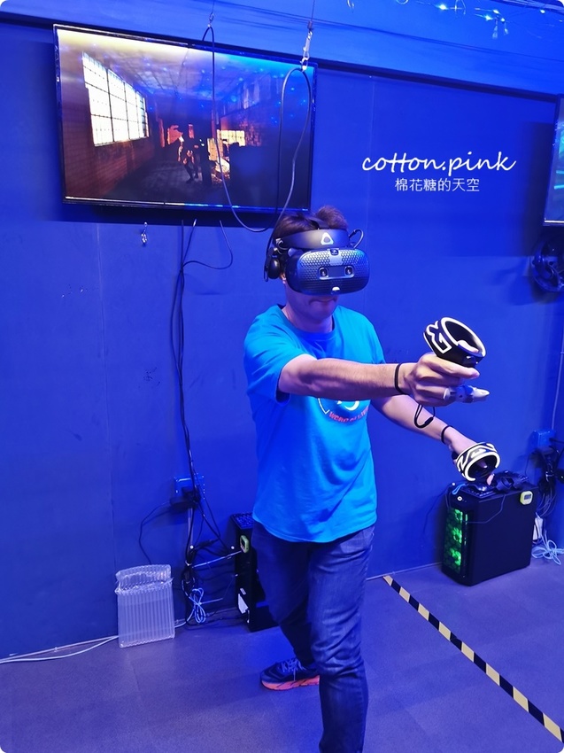 台中唯一VR版密室逃脫就在一中街,快一起來瘋VR跳舞、飛行、殺殭屍,超過60款遊戲任你挑 台中唯一VR版密室逃脫就在一中街,快一起來瘋VR跳舞、飛行、殺殭屍,超過60款遊戲任你挑