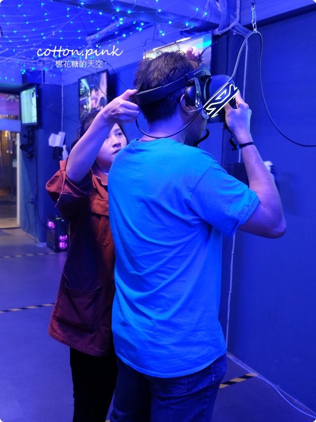 台中唯一VR版密室逃脫就在一中街,快一起來瘋VR跳舞、飛行、殺殭屍,超過60款遊戲任你挑 台中唯一VR版密室逃脫就在一中街,快一起來瘋VR跳舞、飛行、殺殭屍,超過60款遊戲任你挑