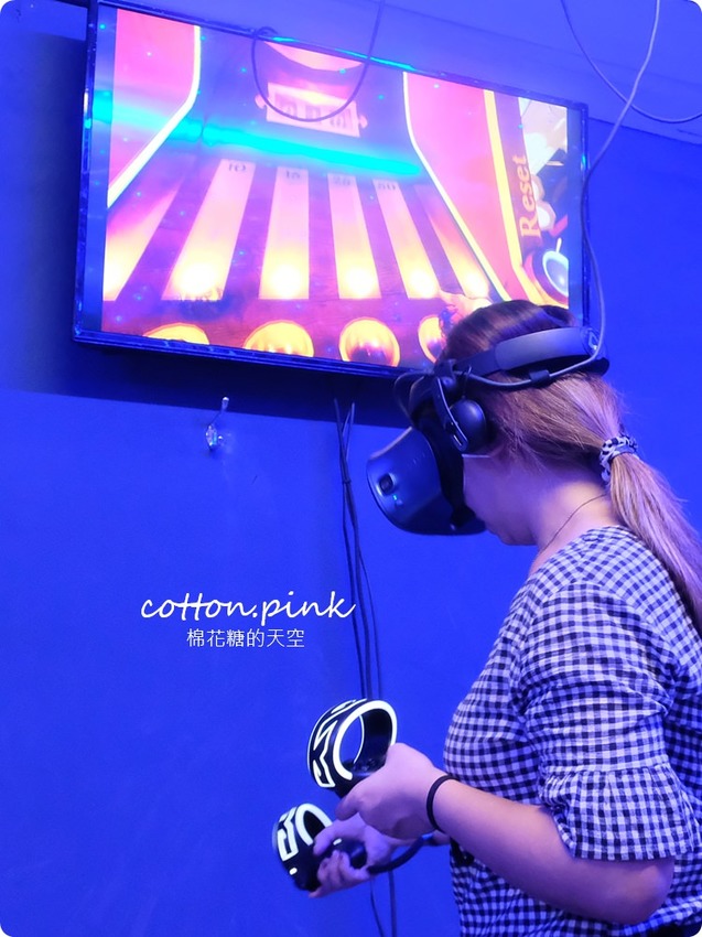 台中唯一VR版密室逃脫就在一中街,快一起來瘋VR跳舞、飛行、殺殭屍,超過60款遊戲任你挑 台中唯一VR版密室逃脫就在一中街,快一起來瘋VR跳舞、飛行、殺殭屍,超過60款遊戲任你挑