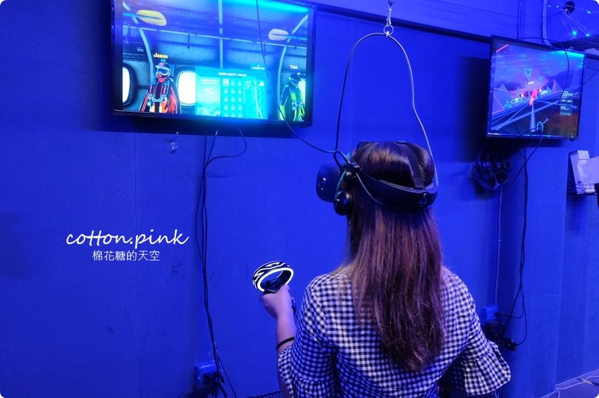 台中唯一VR版密室逃脫就在一中街,快一起來瘋VR跳舞、飛行、殺殭屍,超過60款遊戲任你挑 台中唯一VR版密室逃脫就在一中街,快一起來瘋VR跳舞、飛行、殺殭屍,超過60款遊戲任你挑