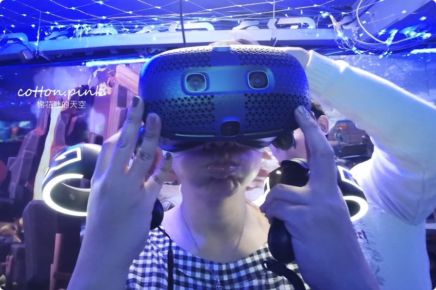 台中唯一VR版密室逃脫就在一中街,快一起來瘋VR跳舞、飛行、殺殭屍,超過60款遊戲任你挑 台中唯一VR版密室逃脫就在一中街,快一起來瘋VR跳舞、飛行、殺殭屍,超過60款遊戲任你挑