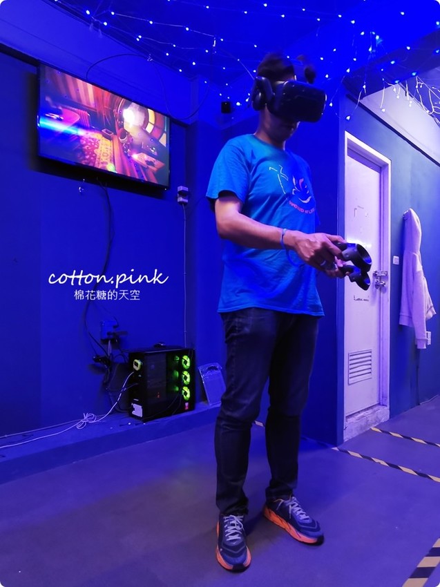 台中唯一VR版密室逃脫就在一中街,快一起來瘋VR跳舞、飛行、殺殭屍,超過60款遊戲任你挑 台中唯一VR版密室逃脫就在一中街,快一起來瘋VR跳舞、飛行、殺殭屍,超過60款遊戲任你挑