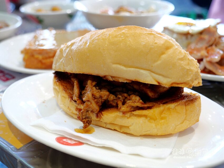 桃園市中壢區【永芯茶檔 茶餐廳】近內壢火車站&巷弄內隱藏美食│復刻懷舊港式冰果室│2022年搬新址後內用環境更大更舒適 - 德妹看新世界