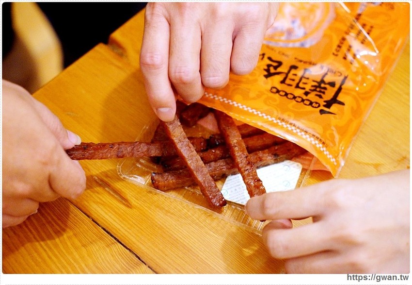 過年必排隊的千翔肉乾,年節禮盒限量開賣囉!還有超厚肉乾和新的椒麻波可棒~