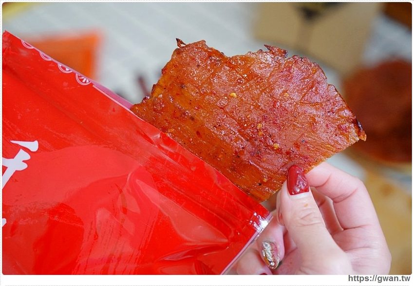 過年必排隊的千翔肉乾,年節禮盒限量開賣囉!還有超厚肉乾和新的椒麻波可棒~