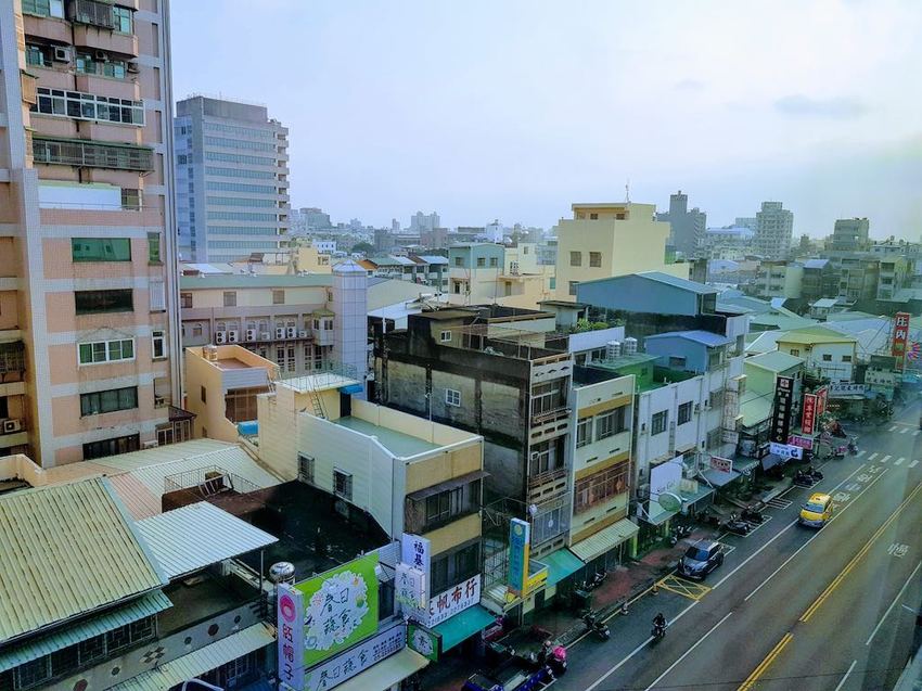 [嘉義市住宿] 「德爾芙快捷酒店」車站走路6分鐘，超值市區窗景房實住分享