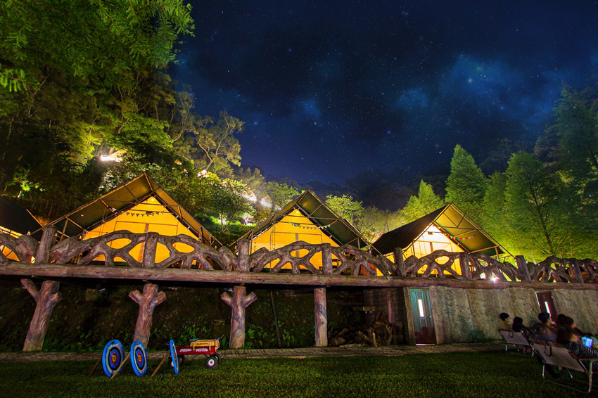 斑比跳跳X愛露營野遊體驗～免搭帳篷、獨立衛浴設備，一泊四食和牛晚餐搭配龍蝦拼盤，星空電影院、南洋風泳池，豪華露營推薦